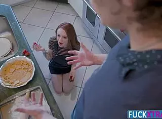 Madi Collins厨房吃大鸡巴