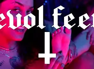 哇塞Rotten Venus和Nath女同足控挠痒吸趾！