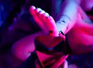 哇塞Rotten Venus和Nath女同足控挠痒吸趾！