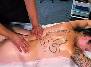 男按摩师给纹身妹按摩她要更多他全给