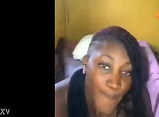 黑妞摇晃剃光骚逼和大肥臀