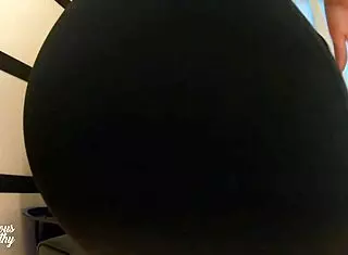 depois do esfrega esfrega, levei gozada na legging na bunda