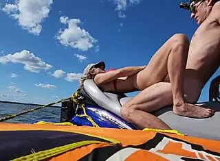 热辣运动情侣湖中水上摩托狂操