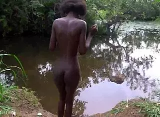 性感非洲乡村美女户外河边沐浴