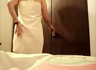 Hermanastra cambi�ndose despues de ducharse