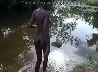 性感非洲乡村美女户外河边沐浴