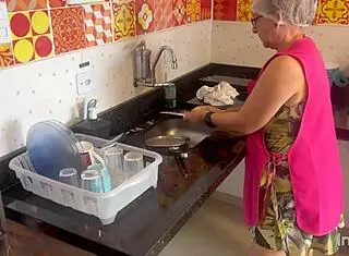 empregada safada a velha deu em cima de mim na cara de pau eu comi mesmo completo no sheer
