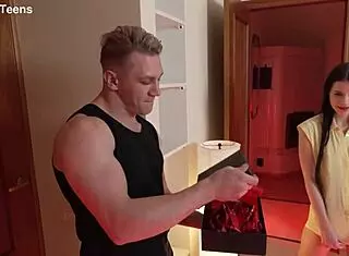 可爱沙发·韦伯的无毛屁眼在后入式中被粗暴拉伸，屁股上射精