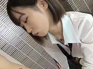 这个苗条日本美女做无码口交和光溜溜阴部把戏 😘