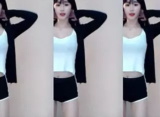 CHINESE GIRL DANCES AND STRIPS FAST!