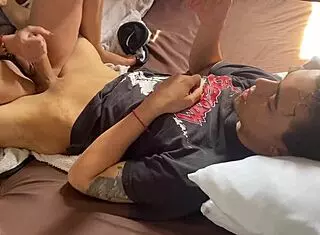 mi hermanastro juega con celular y le chupo polla hasta perder partida