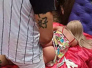 comendo o cu da madrasta loira sex toy