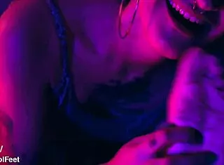 I want to worship your sexy feet 😍