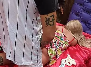 comendo o cu da madrasta loira sex toy