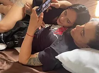 mi hermanastro juega con celular y le chupo polla hasta perder partida