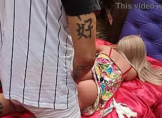 comendo o cu da madrasta loira sex toy