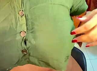 esposa com negão pirocudo no motel dando gostoso corno filmando ela gozou no pau do negão ele deu o troco gozando na cara dela e no corpo todo o corno não se aguentou e gozou na boca dela