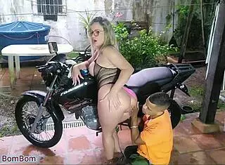 Meu Namorado Comprou Uma Moto Nova E Acabamos Fazendo Sexo Em Cima Dela
