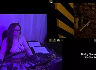 Me espian en el baño y cuando me masturbo con las bragas de mi prima