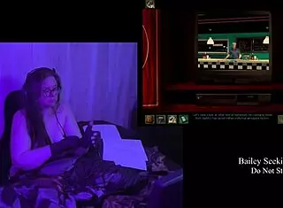 Me espian en el baño y cuando me masturbo con las bragas de mi prima