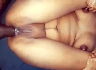 golpeando a la morena flaca de la manera anal