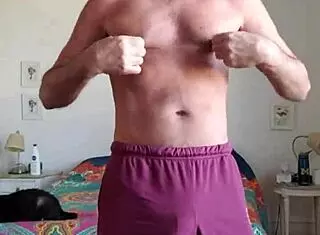 变态老爸雪地揉爹屌凸起取暖，n2n短裤粉丁字裤