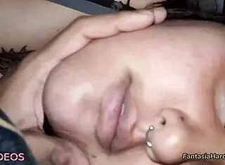 Estaba viendo tiktoks con mi mejor amiga y me calenté al ver sus enormes tetas rebotando. No pude resistir tocarlas.