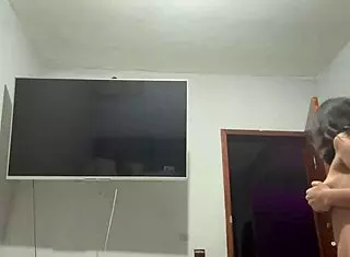 Enteada novinha de 18 anos resolveu gravar a foda e vídeo vazou. Vazamento de sexo caseiro com enteada latina.