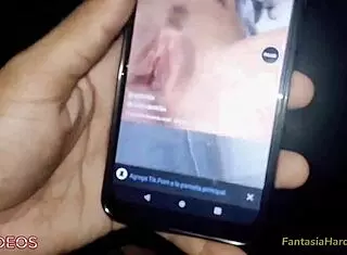 Estaba viendo tiktoks con mi mejor amiga y me calenté al ver sus enormes tetas rebotando. No pude resistir tocarlas.