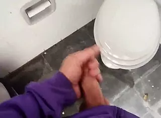 The bricklayer showed up to finish the job and convinced the boss to give him a blowjob in the bathroom