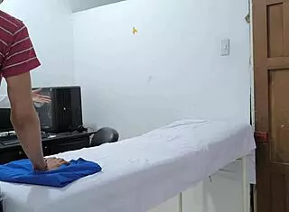 Sensual massage for 20-year-old mulata with perfect nalgas in seductive session