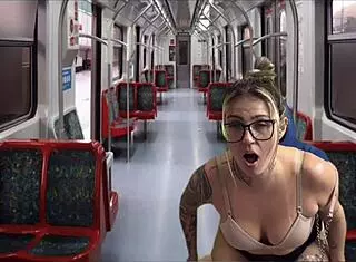 Dentro Do Trem Público Da Capital Acochei E Fodi A Secretária Gostosa Vindo Do Seu Trabalho!