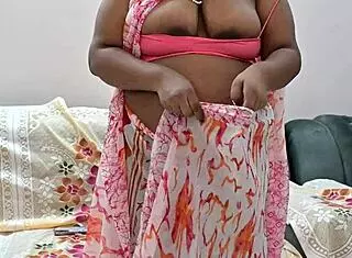 Indian bhabhi's natural tits leaked on webcam 😱