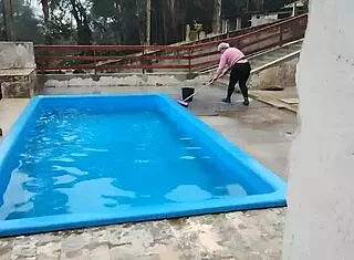 The bricklayer showed up to finish the job and convinced the boss to give him a blowjob in the bathroom