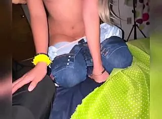 Inocente y tierna es mi hermanastra en la cama con petite blonde not sister roleplay in homemade first time.