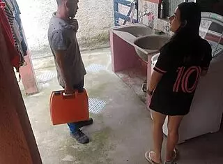 Dona De Casa Casada Paga T�cnico De M�quina De Lavar Com A Bunda Enquanto Marido Esta Fora