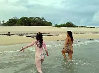 hey, watch me trepando com duas e gozando pra mamar