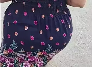 siguiendo a madura en la calle con falda e hilo for outdoor cowgirl riding and flashing