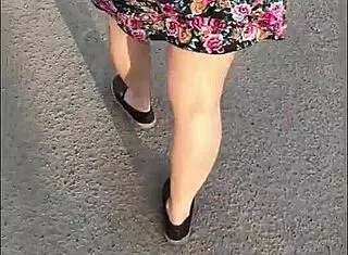 siguiendo a madura en la calle con falda e hilo for outdoor cowgirl riding and flashing