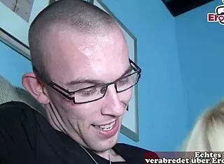 Einsame deutsche Ehefrau verführt ihren Stiefsohn zum Sex