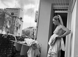Whoa, this naked chubby woman is hanging out laundry on the balcony so neighbors can watch her big tits and shaved pussy flash 😲👀