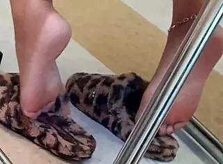 Ebony teen 18+ shows lightskin soles in candid hidden feet video