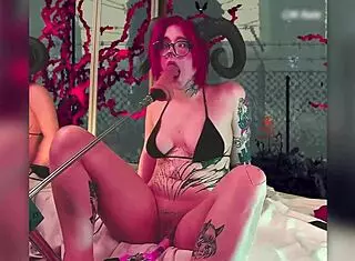 Oh wow, this redheaded hottie with glasses in cosplay hits a sensual orgasm using her vibrator and dildo! 🔥😍