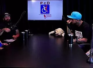 Ele tira o gozo de cima das mulheres e apesar de serem casados descobriram que s�o irm�os por parte de pai - casal dna watch on sheer red