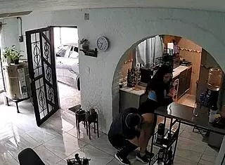 Coqueteando Con El Contratista En Un Encuentro Casual Y Divertido Con Toque Latino