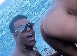 Conheci uma baixinha gordinha e sexy na praia de nudismo. N�o perca esse v�deo veja at� final olha o que aconteceu.