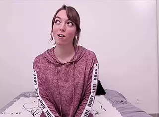 daisy 25ans tr�s chaude streameuse takes european anal doggystyle in lingerie with small tits