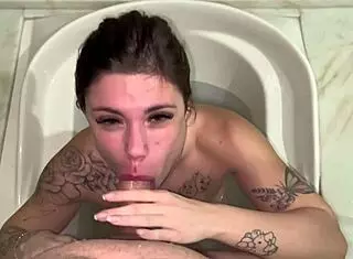 Chupei pau do casado no banho e gozei sentando nele no quarto!