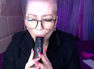 i'm this hot russian webcam mommy aimeeparadise, a married slut with natural tits flashing in private parties