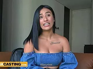 la novia de mi hijastra esta en casa y yo a ver que mi hijastra salio a la tienda a provecho y le follo su coño